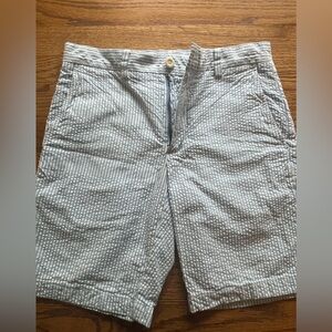 Vineyard Vines light blue seersucker mens shorts- size 28! Excellent condition!